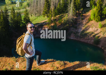 Junger Mann Wandern lächelt glücklich Portrait. Männliche Wanderer Wandern im Wald Stockfoto