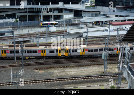 Ein Queensland Rail Zug am Bahnhof Roma Street, Brisbane, Queensland, Australien Stockfoto