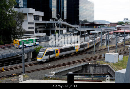 Ein Queensland Rail Zug am Bahnhof Roma Street, Brisbane, Queensland, Australien Stockfoto