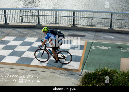 Ein Radfahrer auf der Riverside cycleway und Gehweg, Brisbane, Queensland, Australien Stockfoto