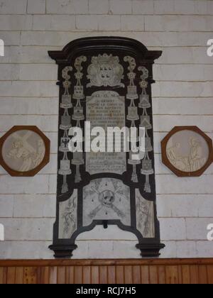 Alembon (Pas-de-Calais) Église, Plakette von Chambon-sur-Lac. Stockfoto