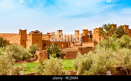 Tolle Aussicht auf die Kasbah Ait Ben Haddou in der Nähe von Ouarzazate im Atlasgebirge von Marokko. Weltkulturerbe der UNESCO Stockfoto