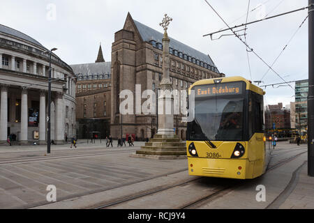Ein East Didsbury gebunden Straßenbahn verlässt St. Peter's Square, Manchester Metrolink. Stockfoto