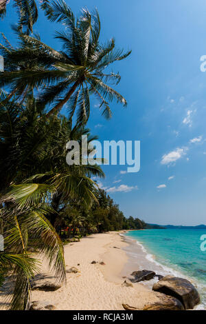 Sommer Landschaft auf der tropischen Insel Koh Kood Insel in Thailand. Landschaft mit Meer von Ao Tapao Strand genommen. Stockfoto