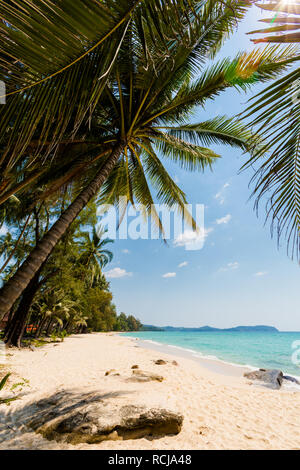 Sommer Landschaft auf der tropischen Insel Koh Kood Insel in Thailand. Landschaft mit Meer von Ao Tapao Strand genommen. Stockfoto