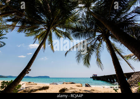 Sommer Landschaft auf der tropischen Insel Koh Kood Insel in Thailand. Landschaft mit Meer von Ao Tapao Strand genommen. Stockfoto