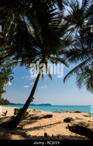 Sommer Landschaft auf der tropischen Insel Koh Kood Insel in Thailand. Landschaft mit Meer von Ao Tapao Strand genommen. Stockfoto