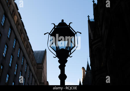 Eine altmodische Gusseisen Laterne zwischen Rathaus und Rathaus Nebenstelle auf Mount Street, Manchester Stockfoto