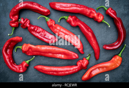 Organische Ramiro Paprika. Rote Spitzen Paprika auf Schiefer Stockfoto