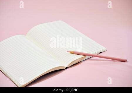 Leer Notebook mit Bleistift auf rosa Hintergrund Stockfoto