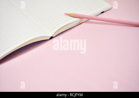 Leer Notebook mit Bleistift auf rosa Hintergrund Stockfoto