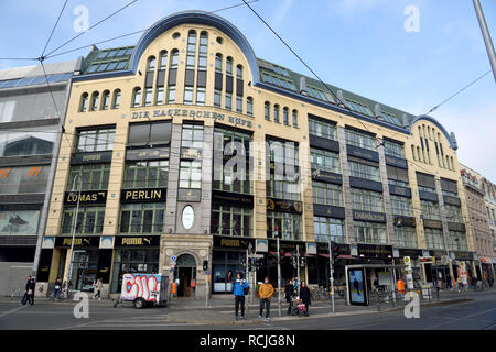 Berlin, Deutschland - 10. November 2018. Außenansicht von Hackesche Höfe Hof Komplex in Berlin, mit Gewerbe und Menschen. Stockfoto