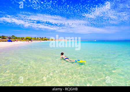 Frau Schnorcheln im klaren Wasser des Coral Bay auf der Ningaloo coast. Western Australia Stockfoto