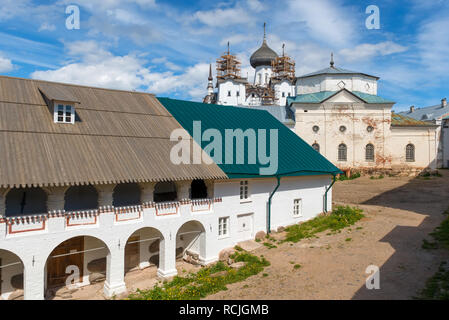 Solowki, der Republik Karelien, Russland - Juni 27, 2018: Blick auf die Mühle und die Kirche von Philip in der spaso-preobrazhensky Solovetsky Kloster. Russ Stockfoto