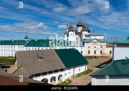 Solowki, der Republik Karelien, Russland - Juni 27, 2018: Blick auf die Mühle und die Kirche von Philip in der spaso-preobrazhensky Solovetsky Kloster. Russ Stockfoto