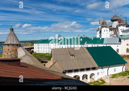 Solowki, der Republik Karelien, Russland - Juni 27, 2018: Blick auf die Mühle und die Kirche von Philip in der spaso-preobrazhensky Solovetsky Kloster. Russ Stockfoto