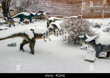 Belgrad, Serbien, Januar 2019 - Schnee lebensgroße Dinosaurier Modelle in der Kalemegdan Dino Park Stockfoto