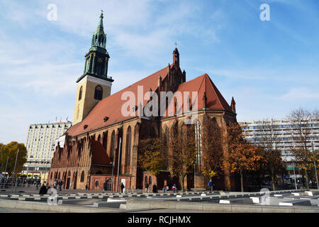 Berlin, Deutschland - 10. November 2018. Außenansicht der Marienkirche in Berlin, mit Menschen. Stockfoto