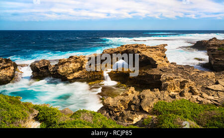 Kalkstein Küste am Cape Vlamingh auf Rottnest Island. Stockfoto