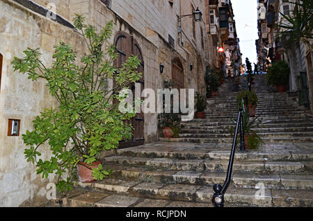 Eine steile Gasse in Valetta Stockfoto