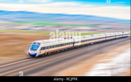 Polatli, Ankara, Türkei - 12 Januar 2019: Hochgeschwindigkeitszug von Tcdd auf dem Weg von Istanbul nach Ankara Stockfoto