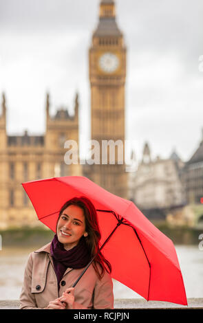 Mädchen oder eine junge Frau-Touristen im Urlaub mit einem I Heart London Regenschirm mit Big Ben im Hintergrund, London, England, Großbritannien Stockfoto