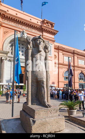 Outdoor Ausstellung im Museum ägyptischer Altertümer (Museum Kairo), Kairo, Ägypten: Große klassische steinerne Statue Stockfoto