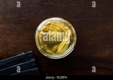 Glas Kapern in Wasser eingelegtes und eingemachtes Bereit zu Essen im Glas Schüssel. Ökologische Lebensmittel. Stockfoto