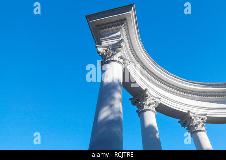 Weiße Säulen mit portico unter blauem Himmel, klassische Architektur Fragment. Korinthische Ordnung ist eine der drei klassischen Aufträge des alten G Stockfoto