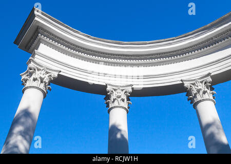 Weißen Säulen und portico unter blauem Himmel, klassische Architektur Fragment. Korinthische Ordnung ist eine der drei klassischen Aufträge des alten Gr Stockfoto