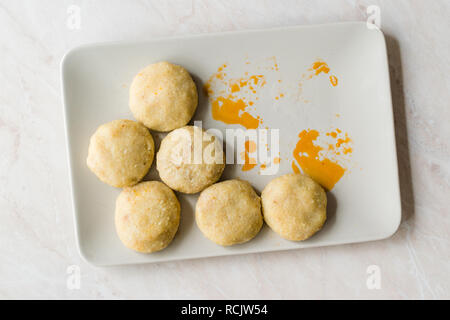 Gefüllte Frikadellen mit Hackfleisch icli Köfte/Gekochte kibbeh/Türkische traditionelle Haslama Essen Falafel in der Platte. Stockfoto