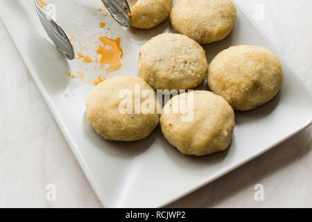 Gefüllte Frikadellen mit Hackfleisch icli Köfte/Gekochte kibbeh/Türkische traditionelle Haslama Essen Falafel in der Platte. Stockfoto