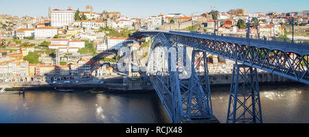 Panoramablick auf den Dom Luis I Brücke und die Altstadt von Porto (Portugal) am Horizont in den Morgen Stockfoto