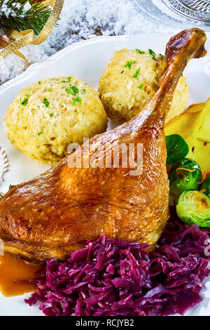 Golden gebratener Truthahn oder Gans mit Klößen, Rotkohl und Rosenkohl für eine traditionelle Thanksgiving oder Weihnachtsessen Stockfoto