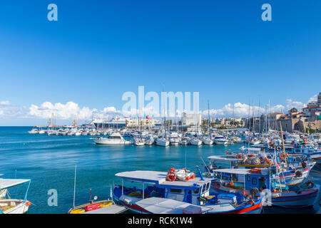 Boote in Heraklion Hafen mit einem blauen Himmel mit einigen Wolken, klare Bilder von Heraklion Kreta, Griechenland. Stockfoto