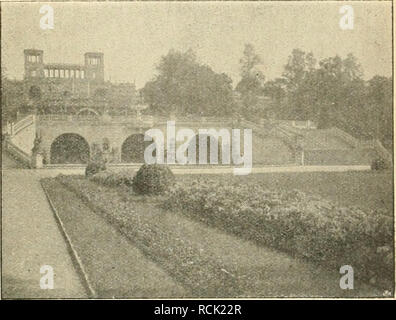 . Gartenwelt sterben. Im Garten arbeiten. Illustrierte Wochenschrift für den gesamten Gartenbau. Jahrgang XXI. 26. Oktober 1917. Nr. 43. Nadidruck und Nachbildung aus dem Inhalte of this Zeitstjitift werdener strafrediilidi verfolgt. Gemüsebau. Die Bedeutung des Bodens als gärtnerischer Erzeugungswert. Von A. Janson. Seit einer Reihe von Jahren, seitdem ich mich mehr und mehr um Gärtnerisches Absdiätzungswesen bekümmert haben und demgemäß in häufigen Fällen, wie bei Enteignungen, Erbteilungen, Verkäufen, Konkursen als Beirat oder Sach-verständiger Gelegenheit zu einem tiefen Blick in die Ge-schäftsgeheimniss Stockfoto