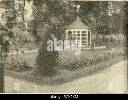 . Gartenwelt sterben. Im Garten arbeiten. Partie aus dem Garten des Krankenhausdirektors. Gartenweit XX. Augustusplatz mit Hauptgebäude des städtischen Krankenhauses und mit Kapelle (links). Kranken- und Gesundheitspflege erfüllt. Für Zu-führung von Licht, Luft und Sonne ist reichlich Sorge getragen. Daß auch alle modernen Einrichtungen wie Zentralheizung, Ferndampfleitung, Fernwarmwasser-Leitung, elektrische Beleuchtung usw.nicht fehlen, ist wohl selbstverständlich. Bereits in den Jahren 1909 bis 1911 wurden ungefähr 800 Alleebäume gepflanzt, welche jetzt prächtige Alleen bilden, deren Wert für die Gen Stockfoto