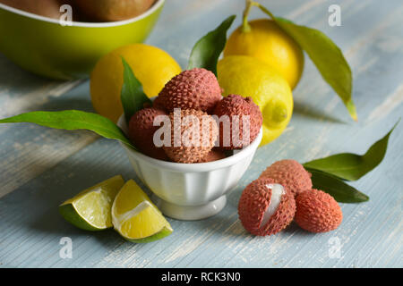 Lychees Früchte in die weiße Schüssel mit Zitrusfrüchten um: Detailansicht Stockfoto