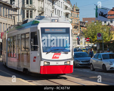 St. Gallen, Schweiz - 19. September 2018: ein Personenzug der Appenzeller Bahnen, die entlang einer Straße im historischen Teil der Stadt S Stockfoto