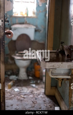 In der Nähe der Toilette in Verfallenes Haus 1930 deco Stil gebaut, rayners Lane, Harrow, Middlesex GROSSBRITANNIEN. Haus ist für den Abriss. Stockfoto