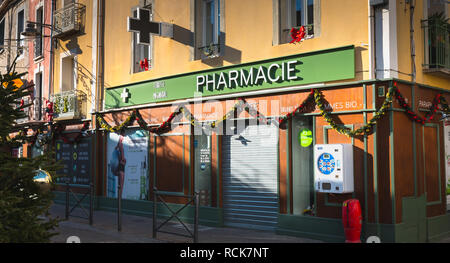 Marseillan, Frankreich - 30. Dezember 2018: Vor einer Apotheke in der Innenstadt an einem Wintertag Stockfoto