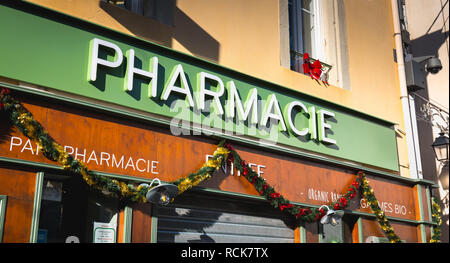 Marseillan, Frankreich - 30. Dezember 2018: Vor einer Apotheke in der Innenstadt an einem Wintertag Stockfoto