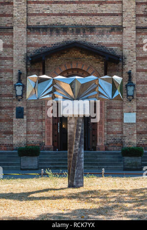 Berlin, Mitte, Tiergarten. Edelstahl Skulptur 'Altar' von Bildhauer Volkmar Haase vor St. Matthäuskirche. Der hl. Matthäus der Evangelischen Kirche Stockfoto