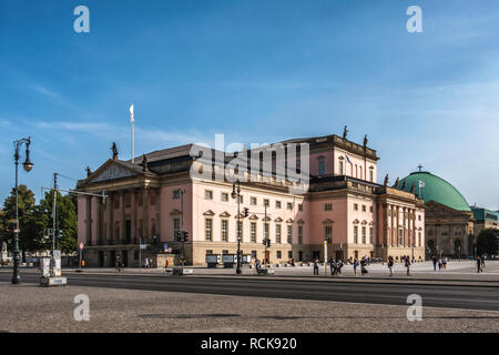 Berlin, Mitte, Unter den Linden. Staatsoper - alten historischen neoklassischen Gebäude neu nach Umbau eröffnet. Stockfoto