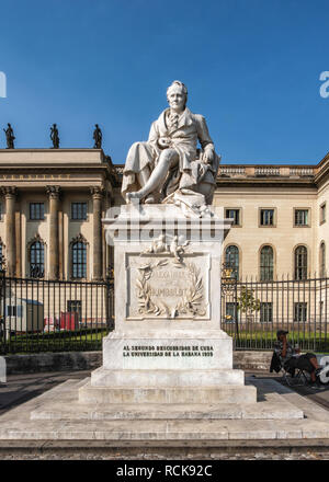 Statue von Alexander von Humboldt (naturforscher) vor der Humboldt Universität durch Wilhelm von Humboldt in Unter den Linden, Berlin gegründet. Stockfoto