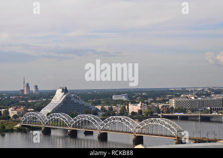 Panoramablick von Riga: Nationalbibliothek Lettlands und Fluss Daugava, Lettland Stockfoto