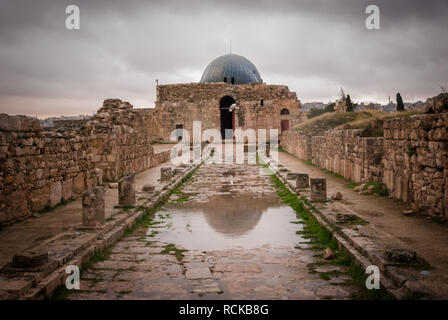 Blick auf die monumentalen Tor des Palastes in der Zitadelle von Amman, Jordanien, Naher Osten Stockfoto