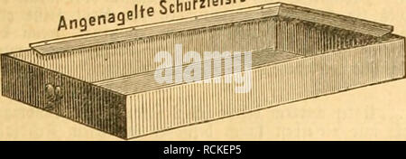 . Gefiederte Welt. Vögel. 5 Rr. 1. 2) ie gefieberte SBelt. Seitfc&amp; Rift für Sücfetcr fSoQdlkllialet", "NB" |) änbler. 11 Heber bem Obern^ anhe § cingefif^ obnen © werden diubes befinben fiel) im Siuiern bes-Käfigs f^räg nad) die Bewertungen über ben JJanb greifenbe, aus 5 SSted) Ijcrgefteüte © Diu ^s^e teiften, roeid oerljinbern, Ba § ber Sßoget Sanb U. Ein "hufzl ^. hinter Ben Sd^ ub roerfen unb baburc^ biefen un = gangbar niadjen Fonn. Unter beni © d) ube ift noc | ein iBoben (ben Mann aber und) rocgiafien Tann, rocnn Mann jebesmat ben Släfig beim Sieinigen f (ad) anf = Fe^en roiti); als Jede Ift Seinroanb aufgenagelt. S Stockfoto