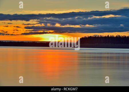 Sonnenuntergang Himmel über den Mackenzie River, Fort Providence, Northwest Territories, Kanada Stockfoto