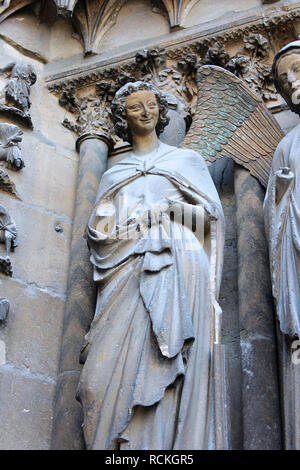 Reims, Frankreich. Der lächelnde Engel (l'Ange au Sourire), eine berühmte Skulptur der Kathedrale Unserer Lieben Frau (Cathedrale Notre Dame) Stockfoto